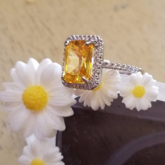 925 Swarovski Elements yellow emerald ring women's size 8 - Picture 1 of 7